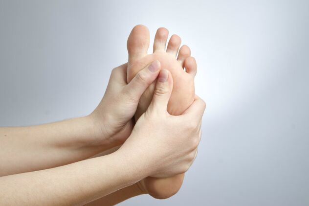 itchy foot due to toenail fungus