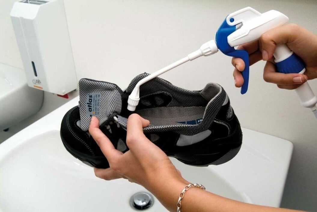 clean shoes from fungi using a device